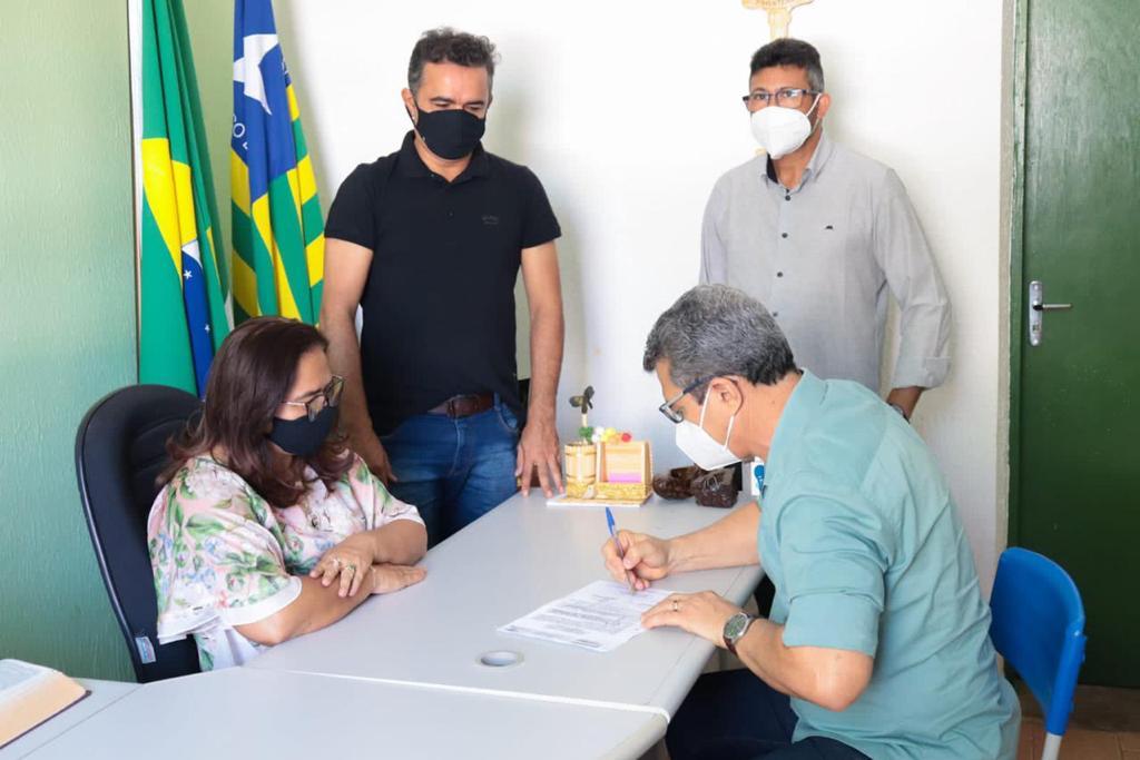 Prefeita Lúcia Lacerda assina ordem de serviço para sistema fotovoltaico - Imagem 3
