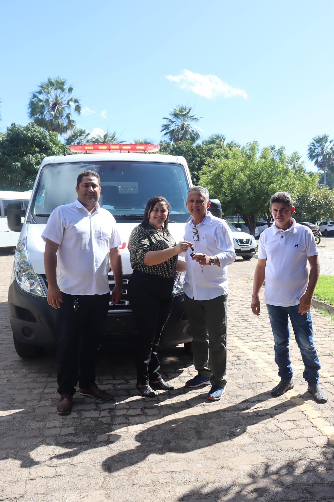 Prefeita de Manoel Emídio recebe nova ambulância. - Imagem 3