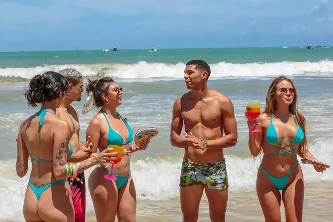 Influencers ficam nuas em praia e causam em gravação de reality