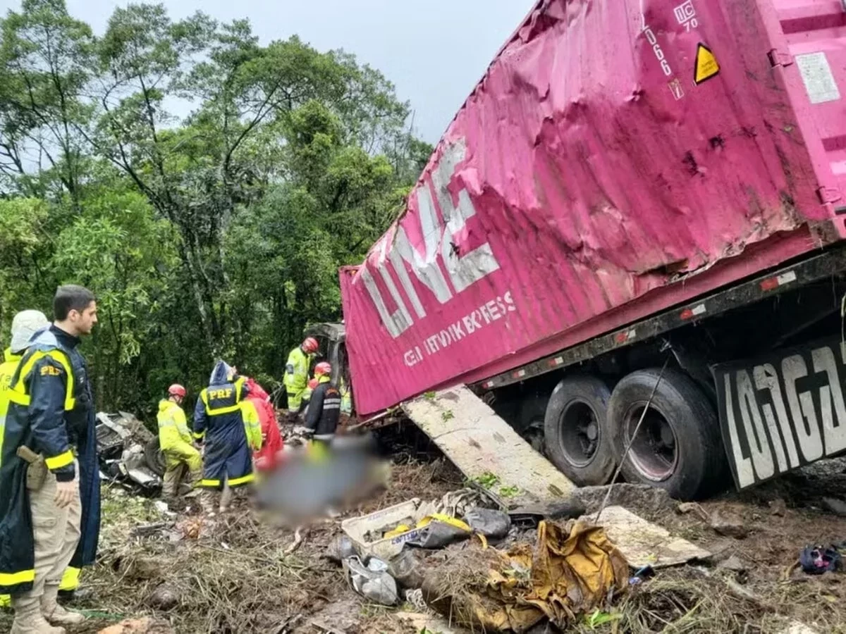 Carreta container tomba sobre van e mata nove pessoas de equipe de remo na BR-376 no Paraná — Foto: Corpo de Bombeiros 