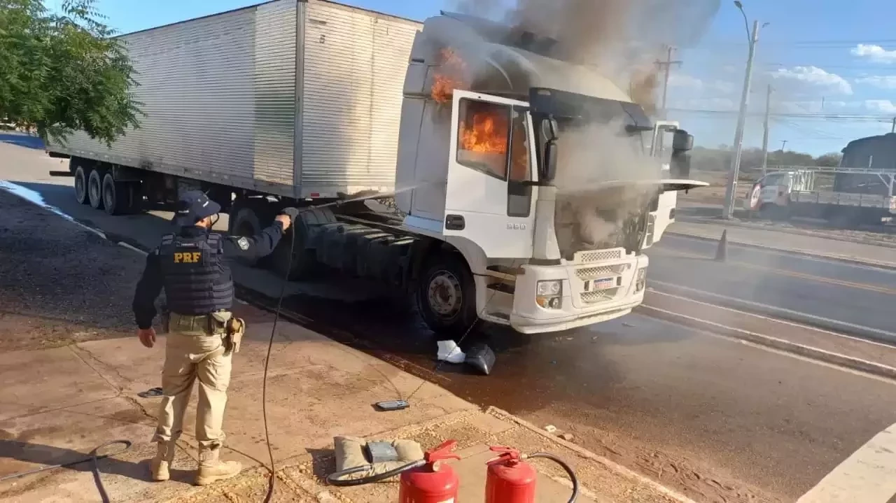 Caminhão pega fogo em frente ao posto da Polícia Rodoviária na cidade de Picos - Foto: Divulgação/PRF