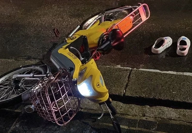 Mulher estava em uma bicicleta elétrica quando foi atropelada - Foto: Reprodução