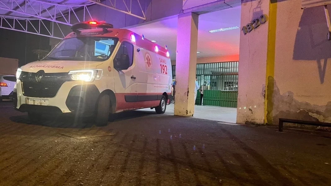 Imagem mostra uma ambulância do SAMU em frente ao HUT em Teresina | FOTO: Ivan Lima/ TV Meio