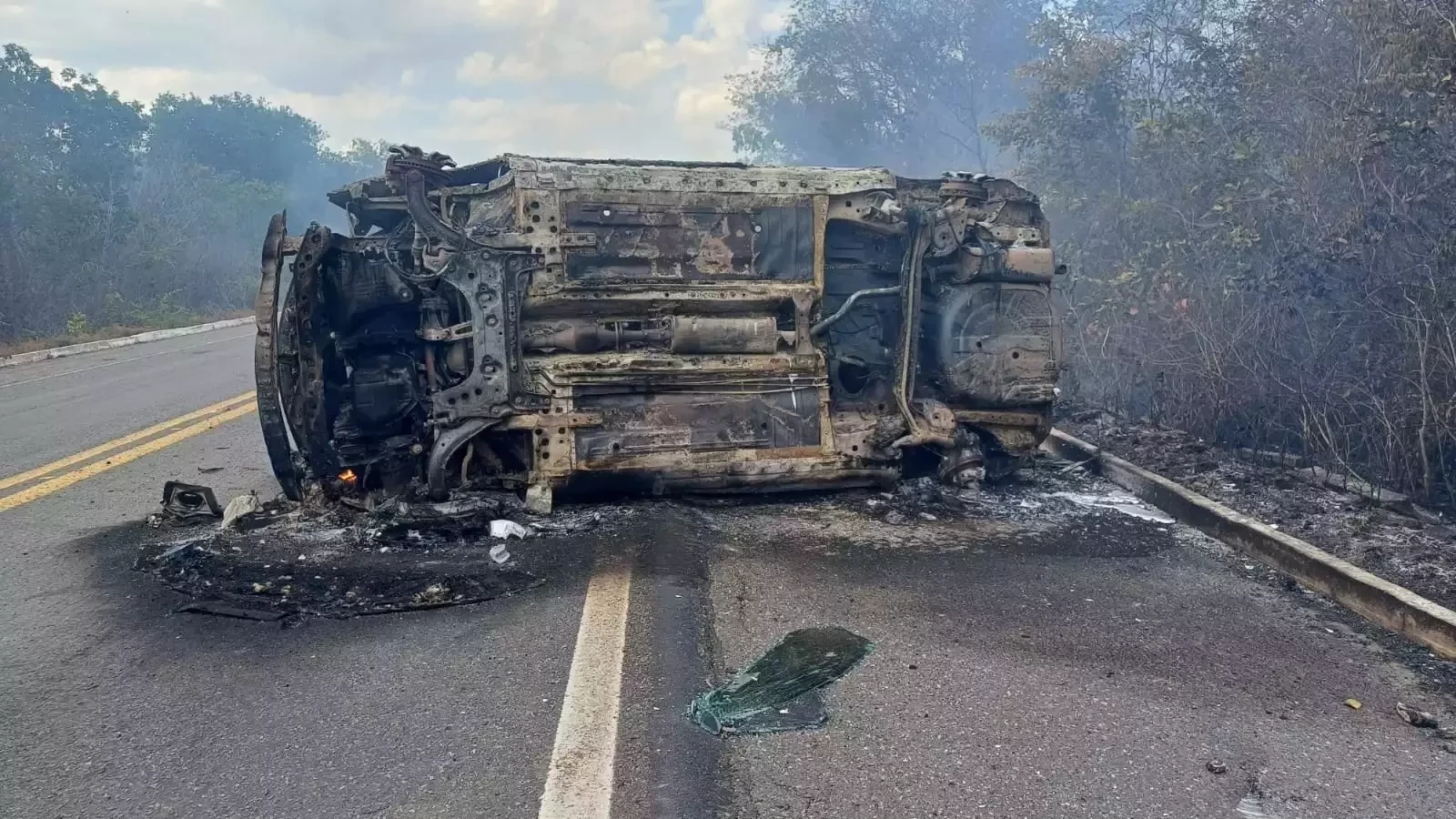 Mulher fica ferida após carro capotar e pegar fogo em rodovia no norte do Piauí - Foto: Divulgação/PRFMulher fica ferida após carro capotar e pegar fogo em rodovia no norte do Piauí - Foto: Divulgação/PRF