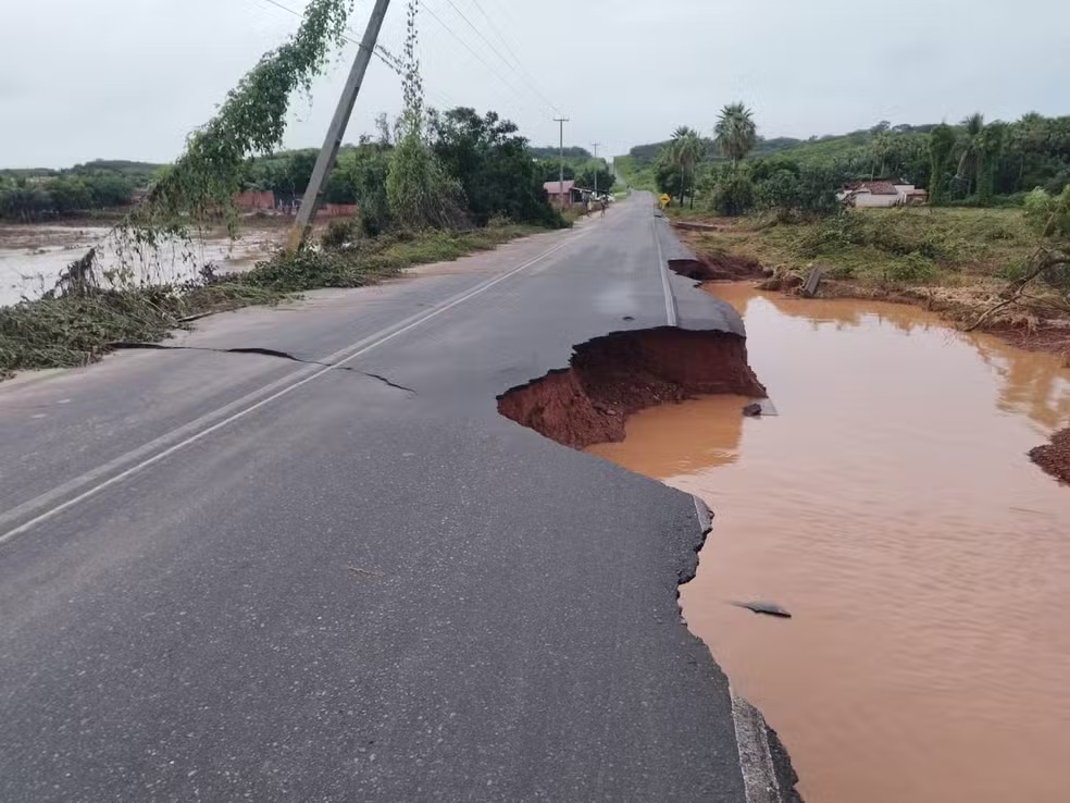 Cratera em trechos da PI-245 , em Itainópolis (Foto: Reprodução)