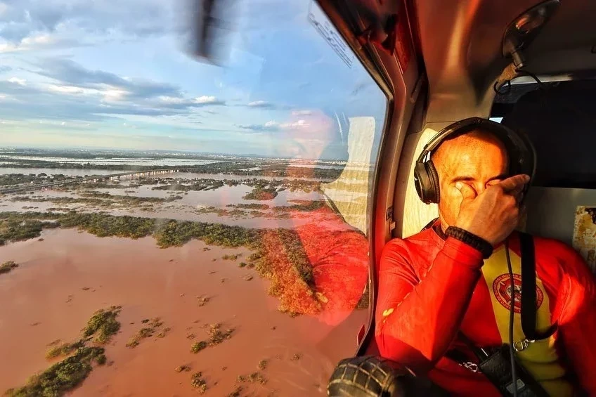 Socorrista chora ao ver o Estado do Rio Grande do Sul devastado pelas fortes chuvas, que atingiram mais de 80% do Estado (Foto: Facebook/Governo do Rio Grande do Sul)