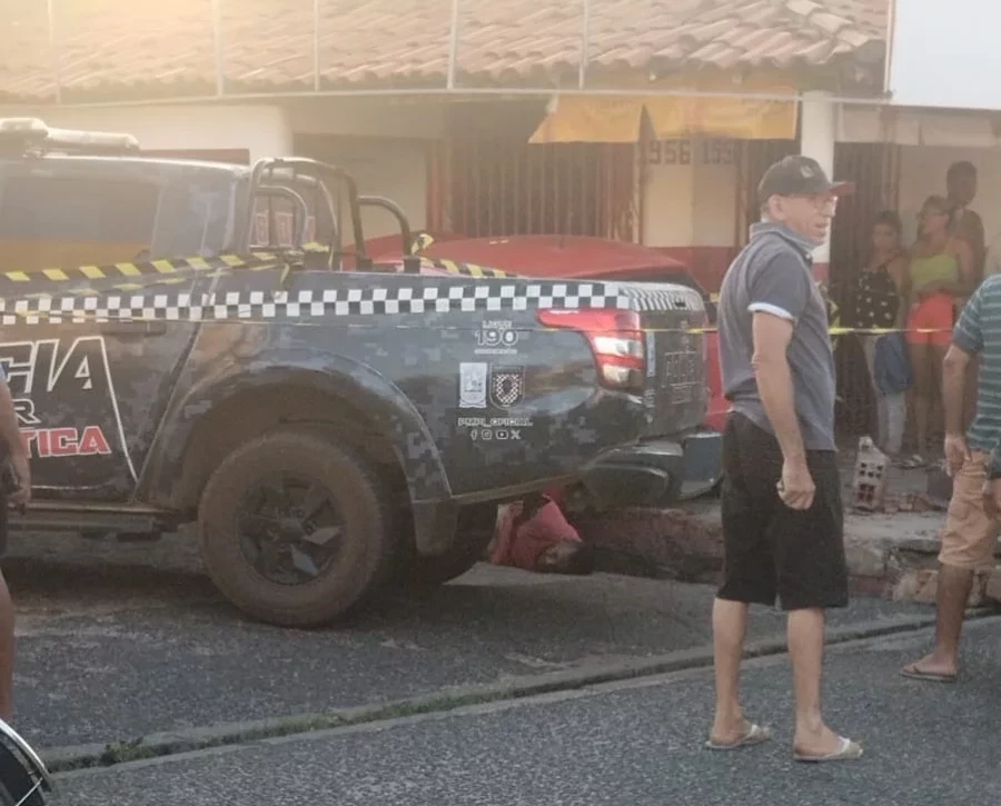 Imagem mostra o suspeito baleado durante a perseguição policial | FOTO: Reprodução