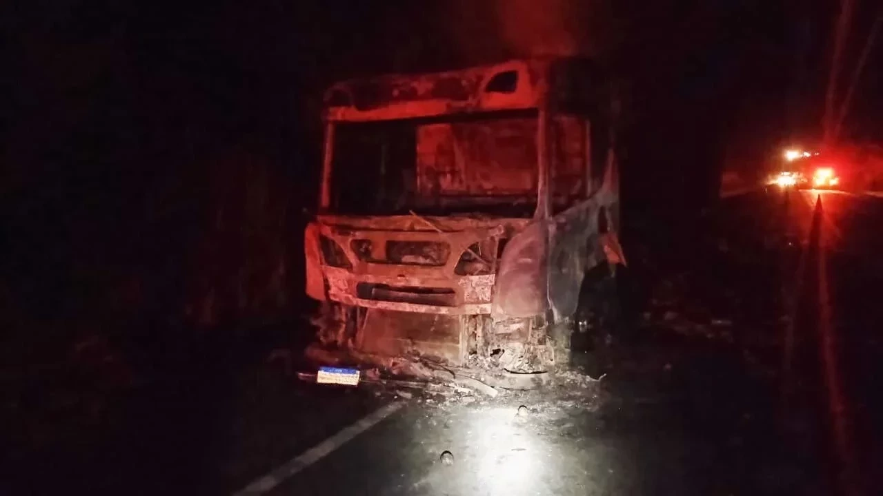 Após pane mecânica, caminhão é consumido pelo fogo na rodovia BR-316 - Foto: Divulgação/PRF