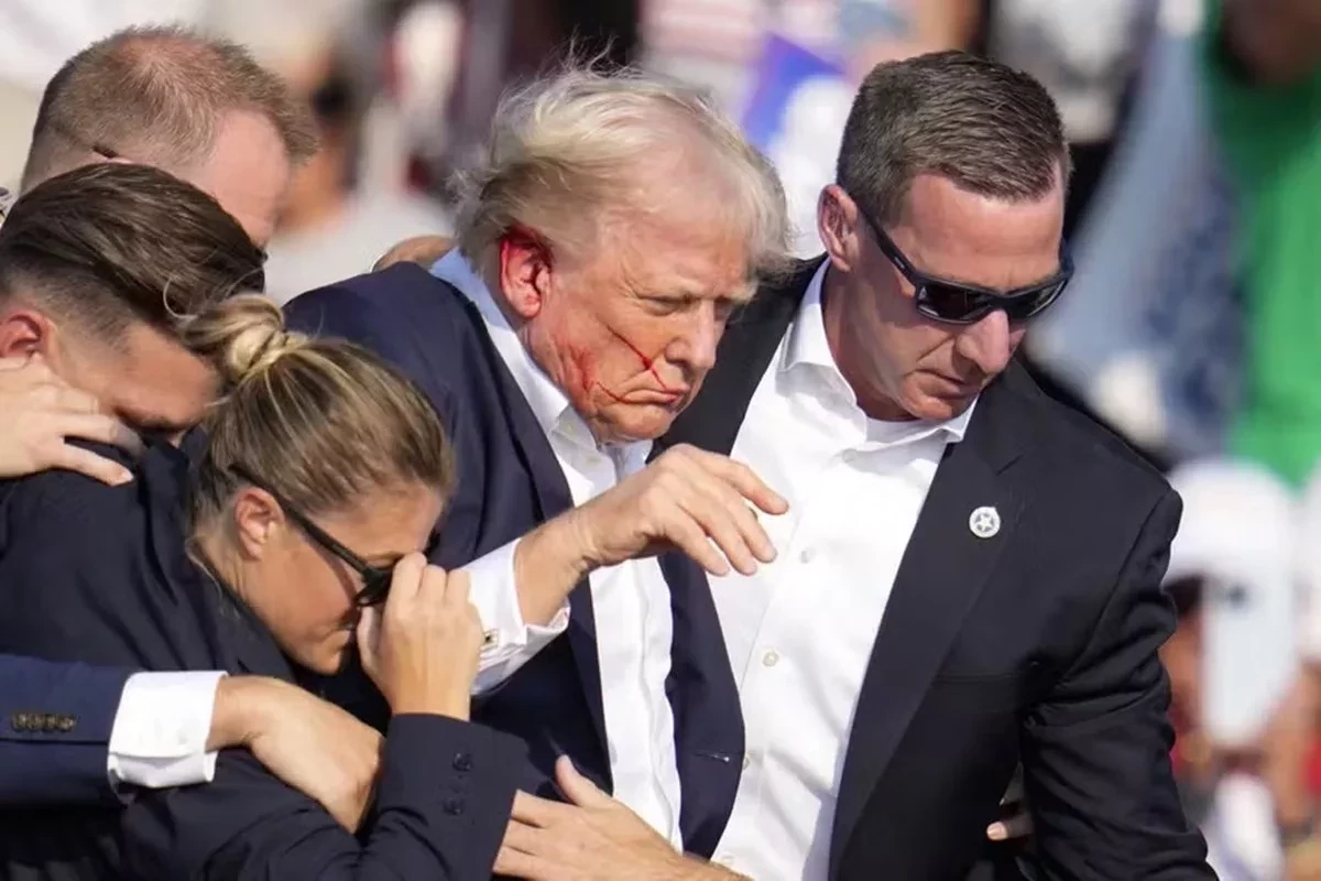 Trump após ataque na Pensilvânia — Foto: AP Photo/Gene J. Puskar 