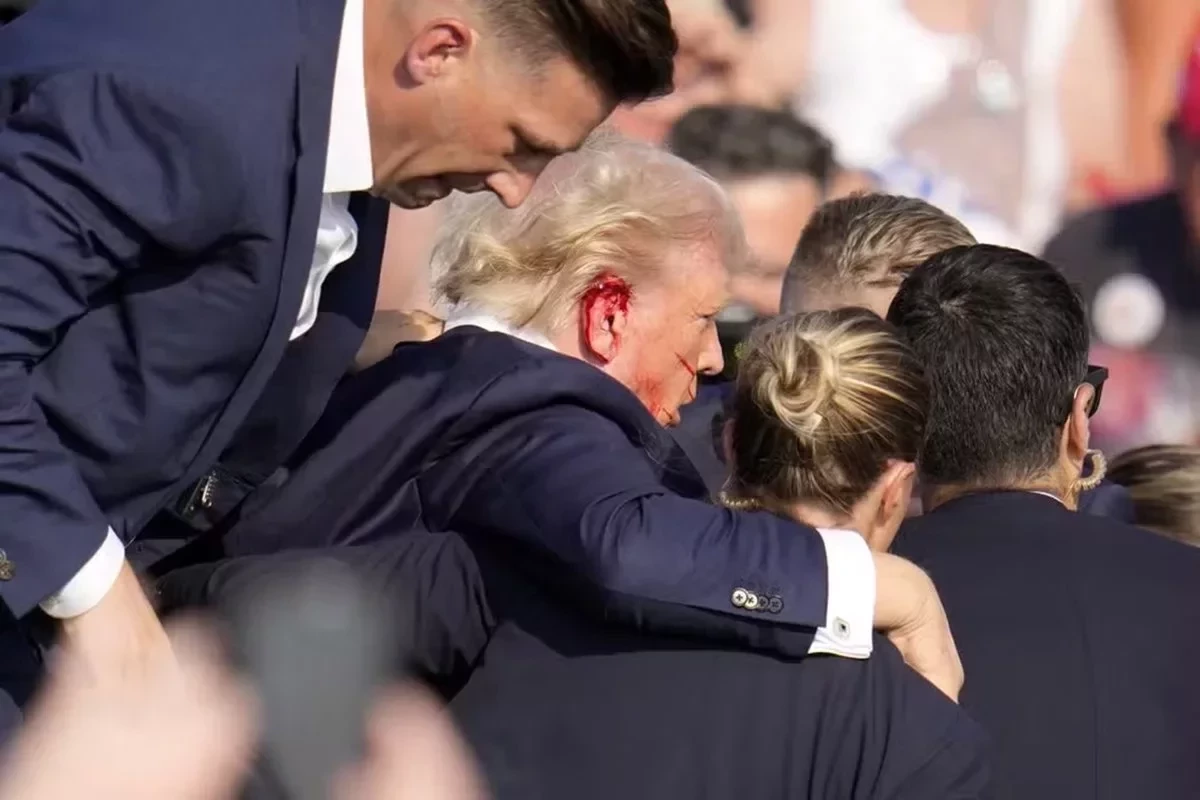 Donald Trump aparece com ferimento na orelha após supostos tiros em comício do ex-presidente americano, na Pensilvânia — Foto: AP Photo/Gene J. Puskar 