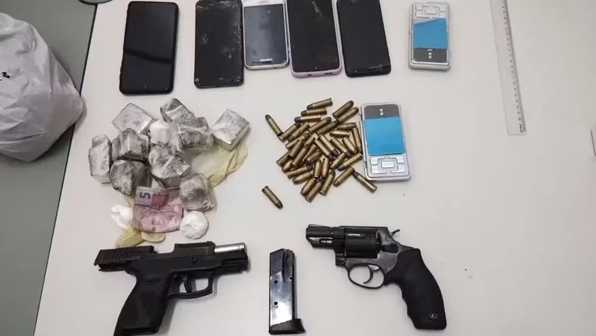 Polícia apreendeu armas, munições e drogas com suspeitos de chacina que deixou quatro mortos em Limoeiro do Norte, no Ceará. — Foto: SSPDS/ Divulgação 