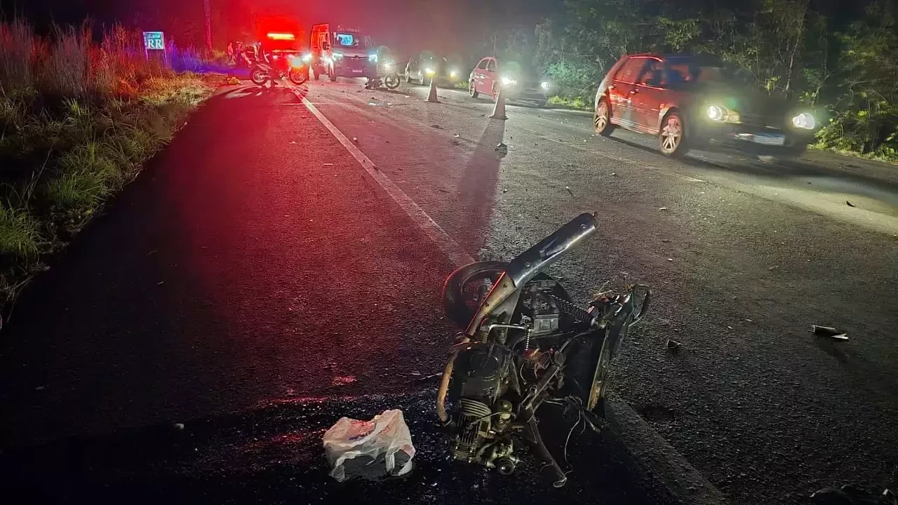 A colisão deixou a motocicleta destruída (Foto: Divulgação/PRF)