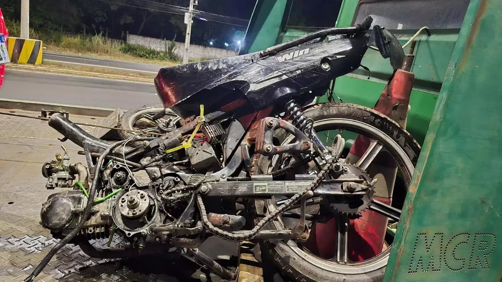 O condutor da motocicleta, um homem de 53 anos, ficou gravemente ferido (Foto: Divulgação/PRF)