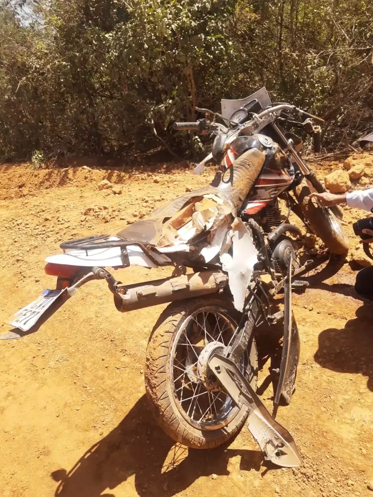 Motocicleta ficou completamente destruída após o acidente | FOTO: Divulgação/ BPRE