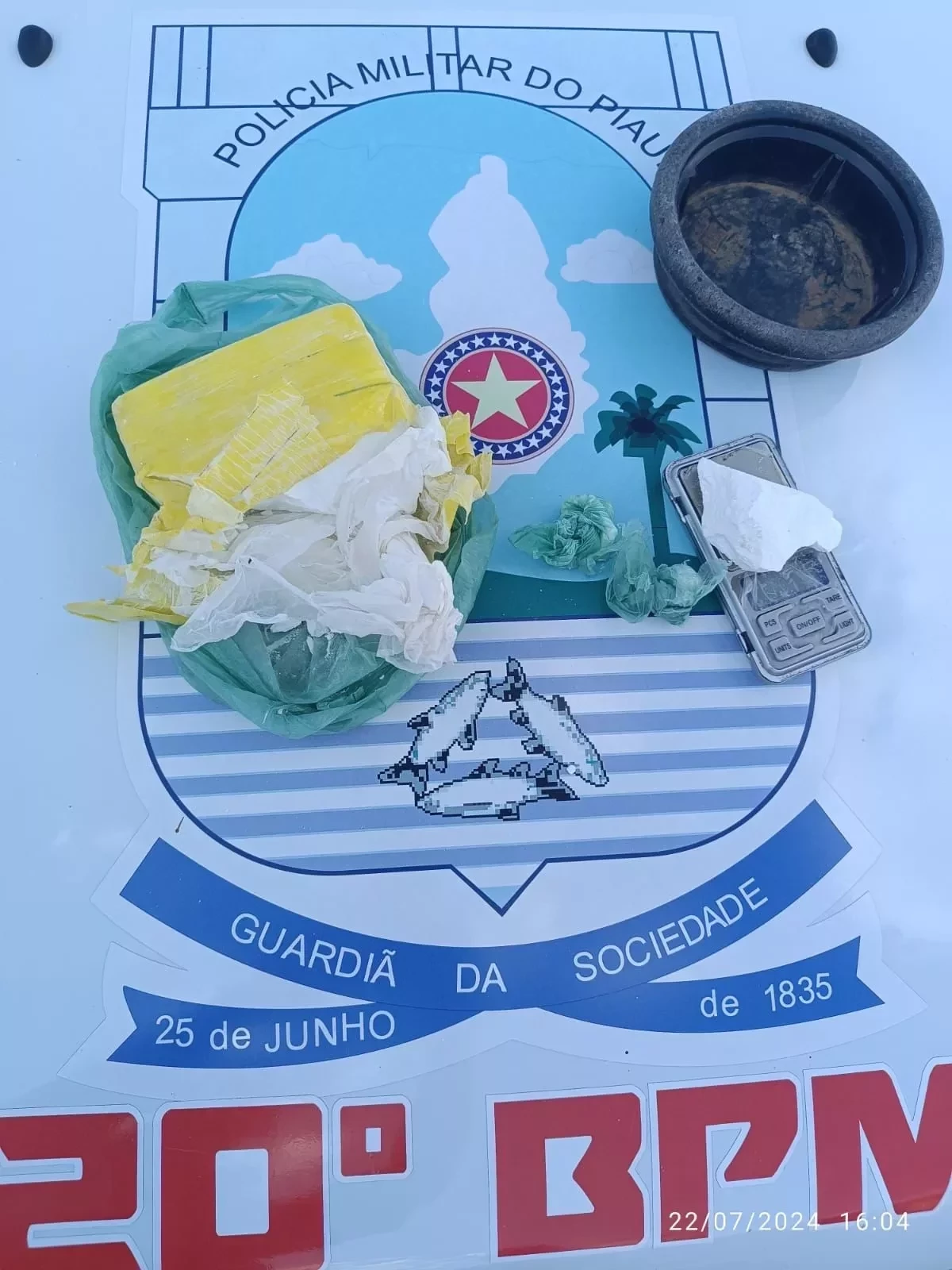 Drogas e balança apreendidas na casa em que a jovem era mantida em cárcere privado (Foto: Reprodução)