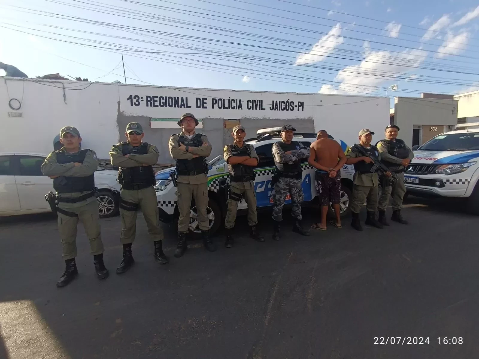 Policiais prenderam o suspeito de violentar e manter a mulher em cárcere (Foto: Divulgação/20ºBPM)