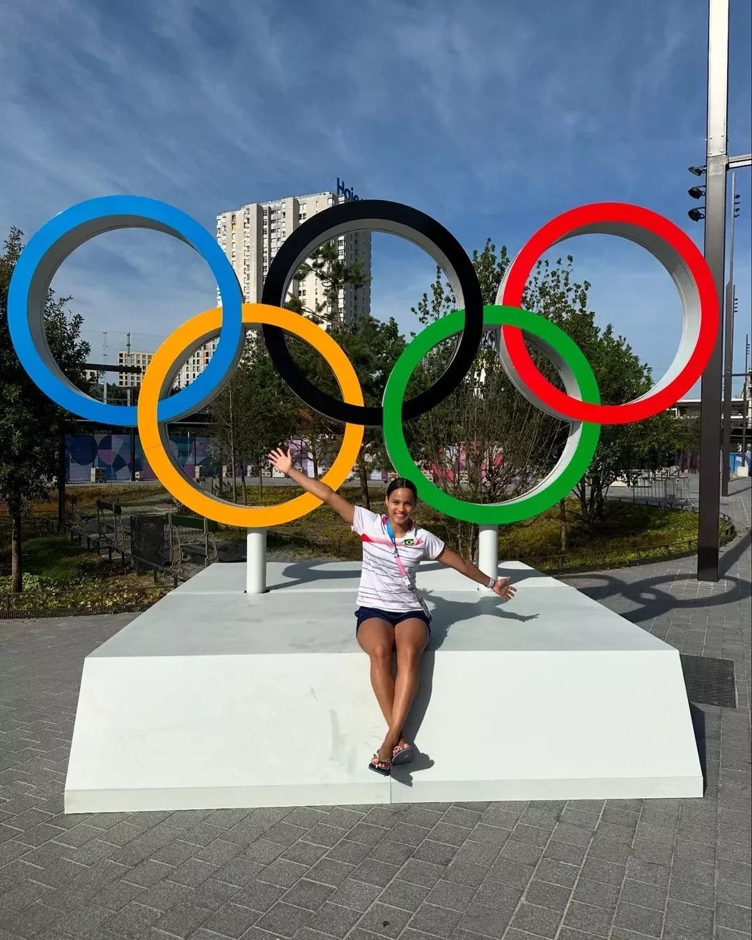 Juliana fez pose nos arcos que simbolizam os Jogos Olímpicos. (Foto: Reprodução  Instagram)