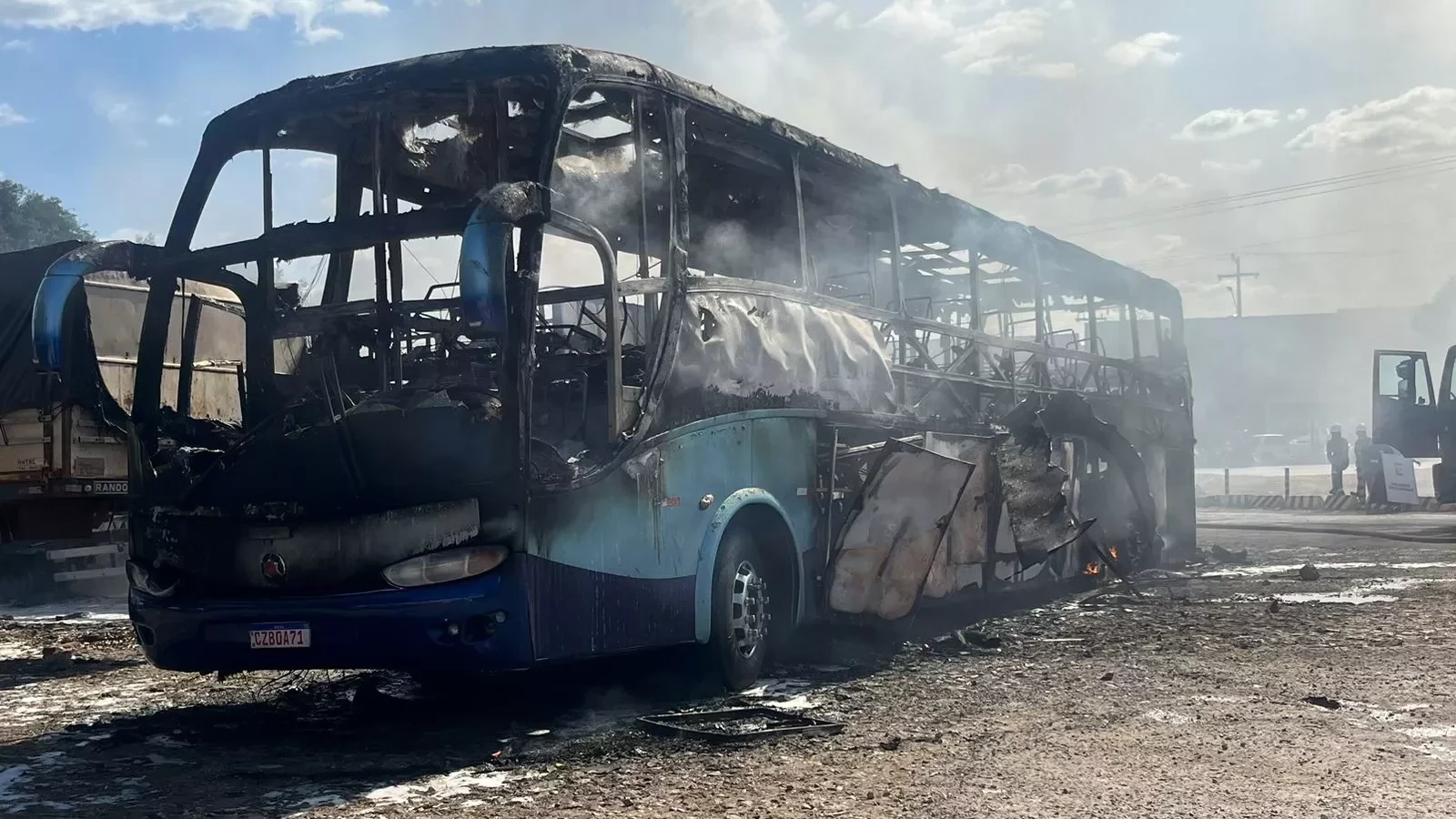 Incêndio teria iniciado no moto do ônibus | FOTO: Ivan Lima/TV Meio