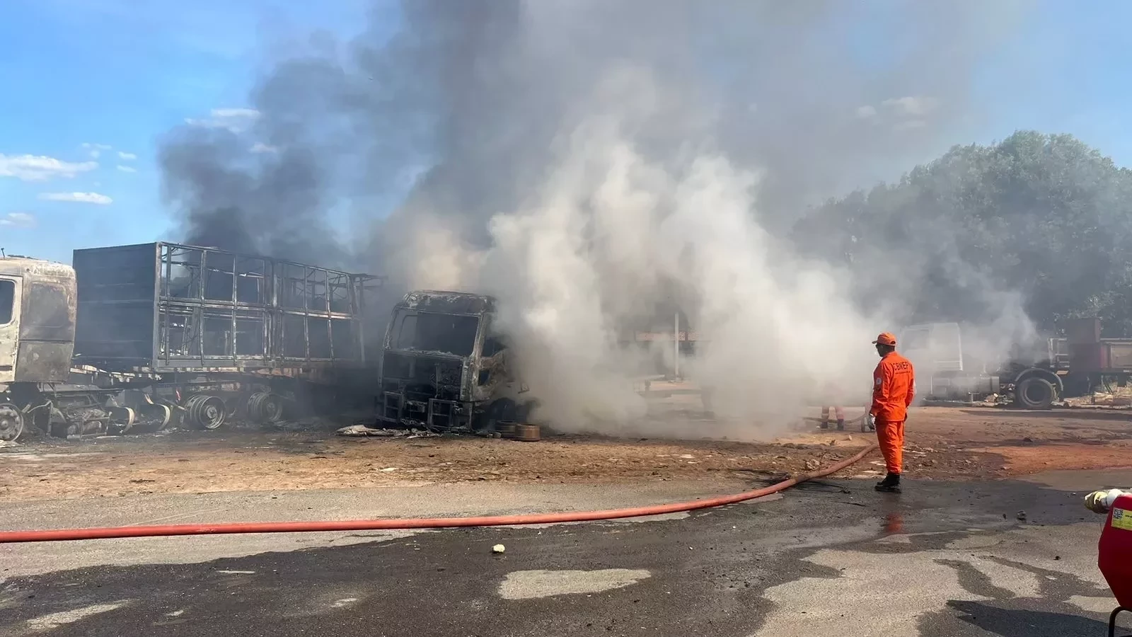 Incêndio destrói ônibus e explosão atinge mais duas carretas | FOTO: Ivan Lima/TV Meio