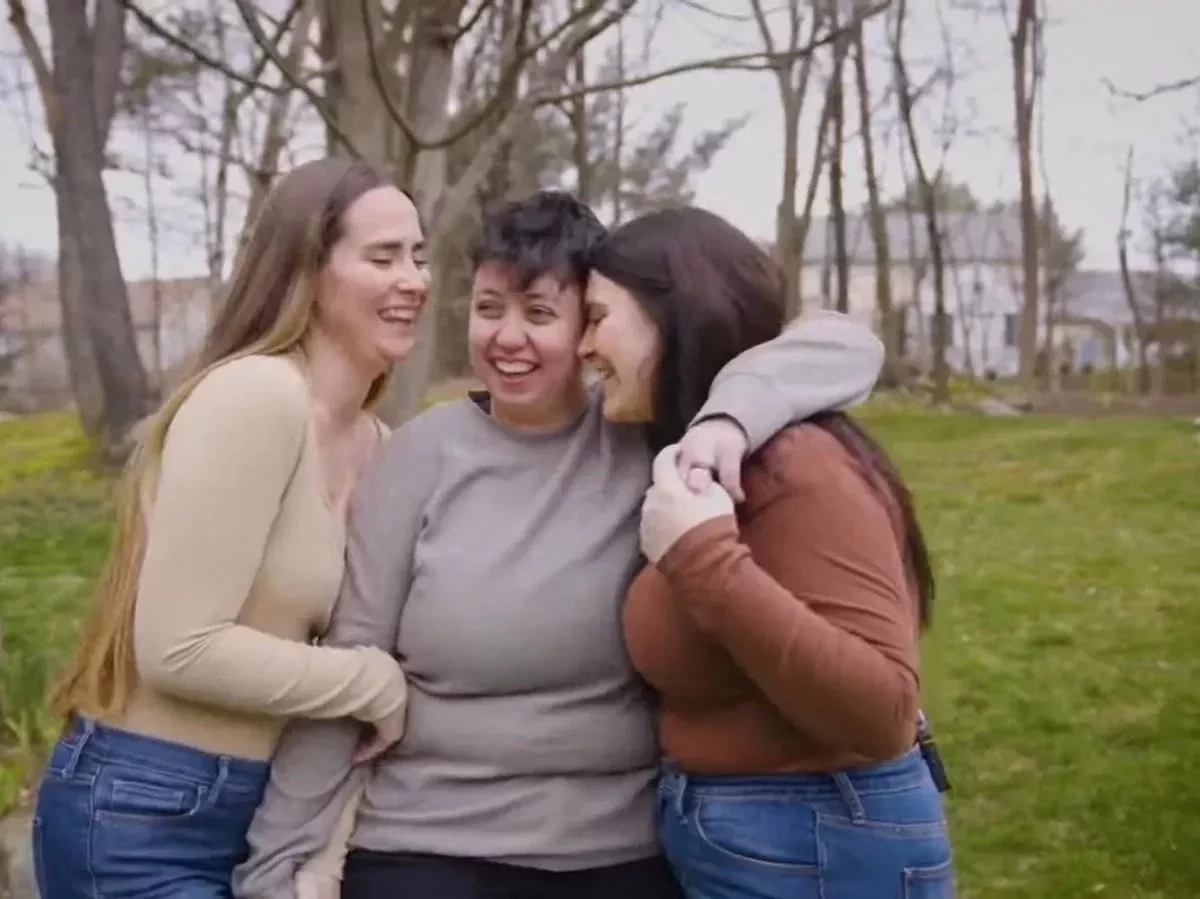 Após o casamento, mulheres se apaixonam pela madrinha juntas, elas formam um trisal - Imagem 2