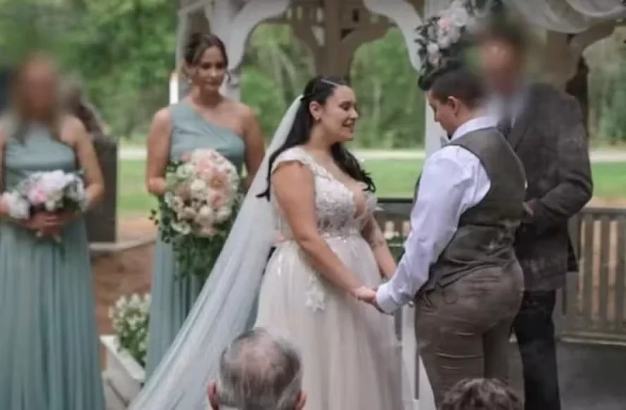 Após o casamento, mulheres se apaixonam pela madrinha juntas, elas formam um trisal - Imagem 1