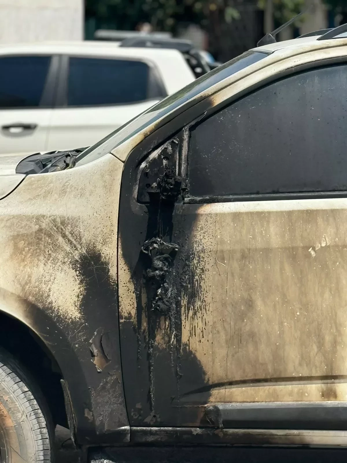 Coquetel Molotov é arremessado contra carro de candidato a vice-prefeito de Pio IX - Foto: Reprodução