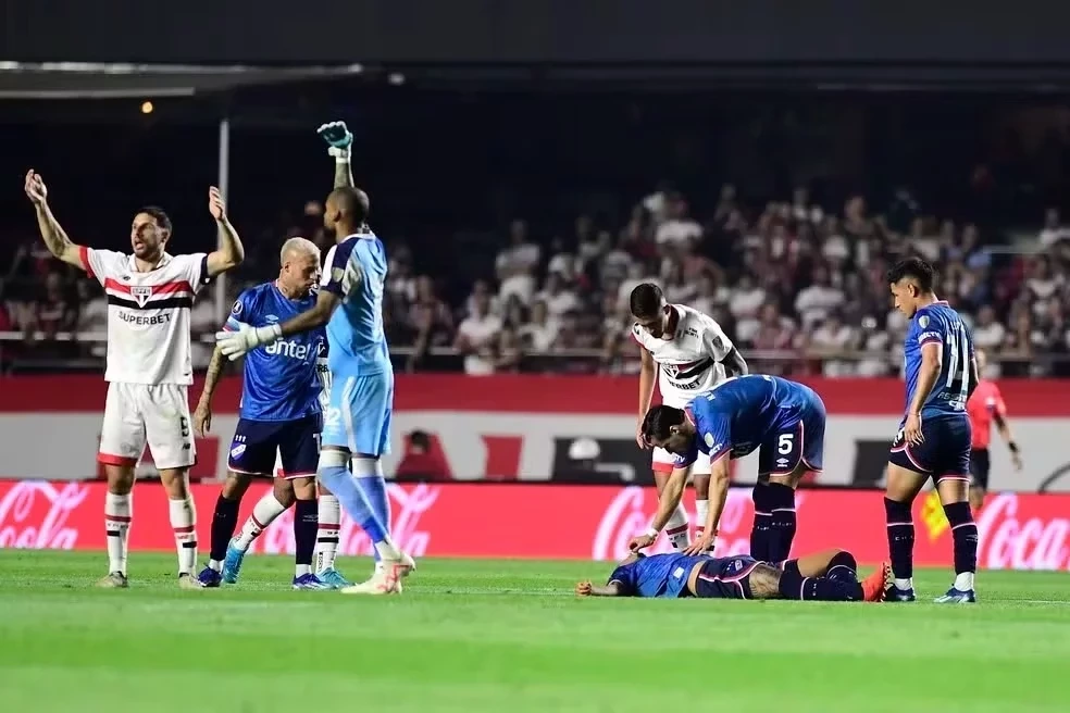 Izquierdo passou mal no Morumbis e ficou 5 dias internado (Foto: Marcos Ribolli)