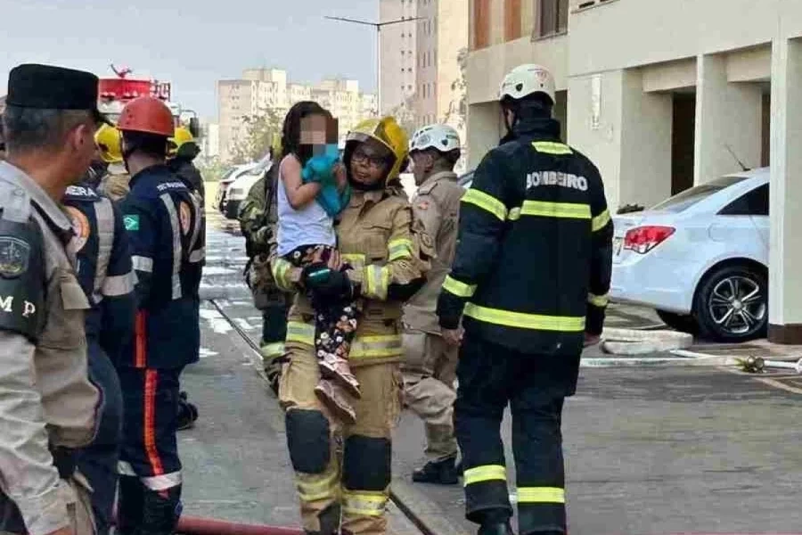 O prédio precisou ser evacuado para que o incêndio fosse debelado (Foto: Divulgação/CBMDF )