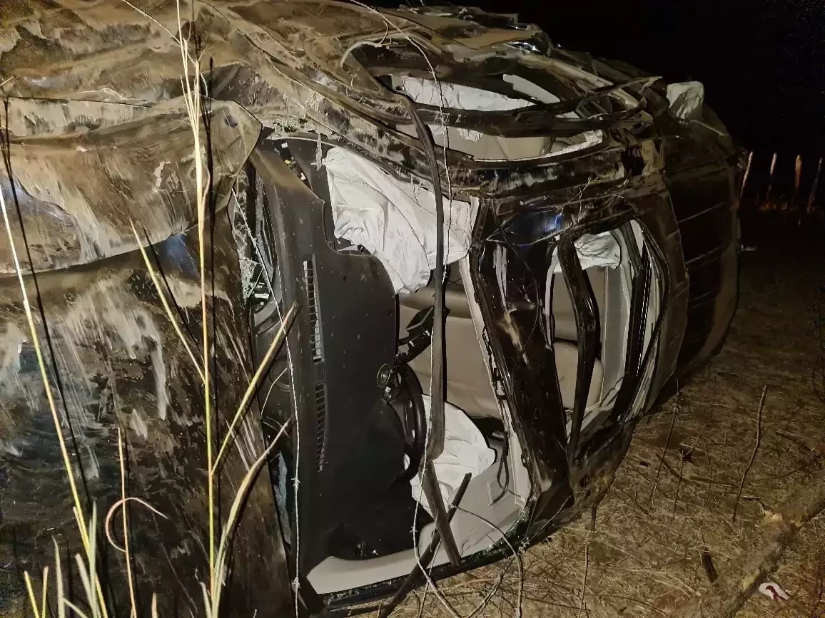 O senador e outra pessoa que também estava no carro foram socorridos por populares (Foto: Reprodução)