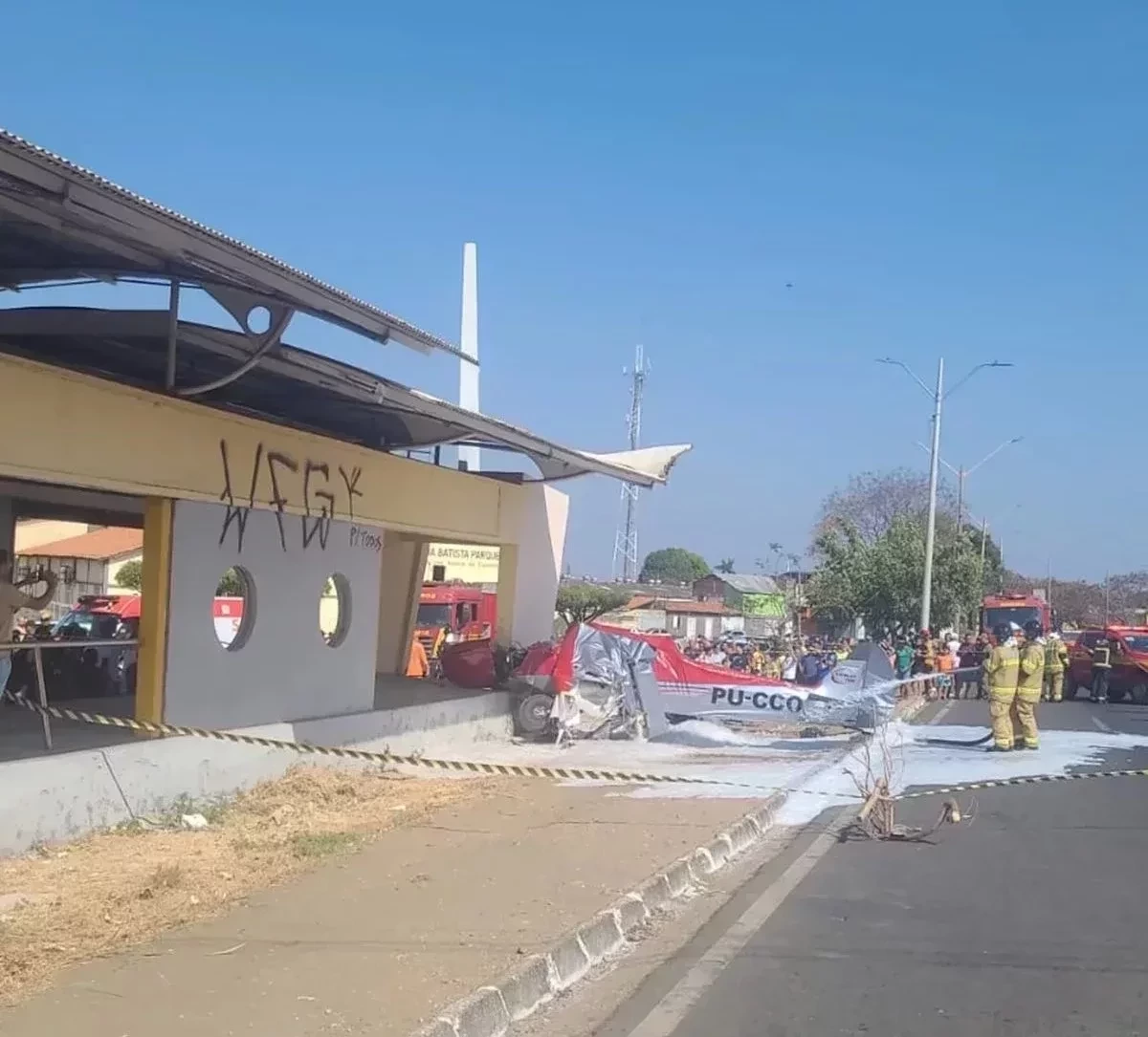 Bombeiros fazem o resfriamento da aeronave que caiu na zona sul de Teresina - Foto: MeioNews