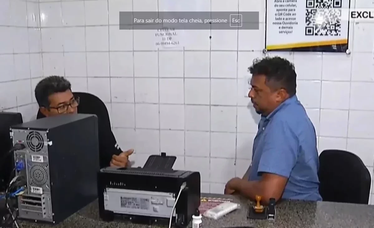 Vereador João Pereira realizando Boletim de Ocorrência sobre o assalto em delegacia da zona leste de Teresina - Imagem: Reprodução/TV Meio