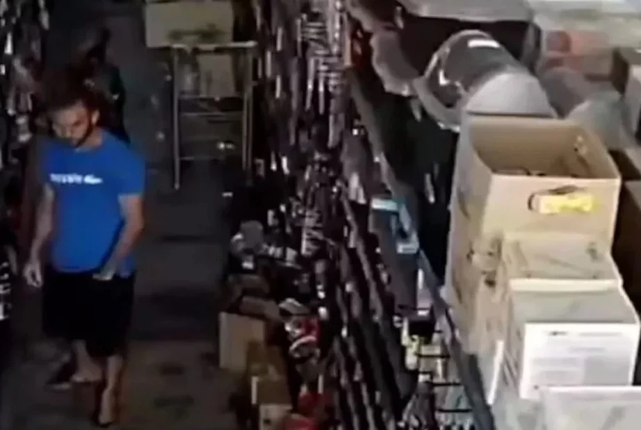 VÍDEO! Homem se masturba enquanto segue mulher em supermercado e é preso