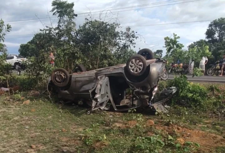 Carro capotou e matou três da mesma família no Piauí (Foto: Polícia Militar do Piauí)