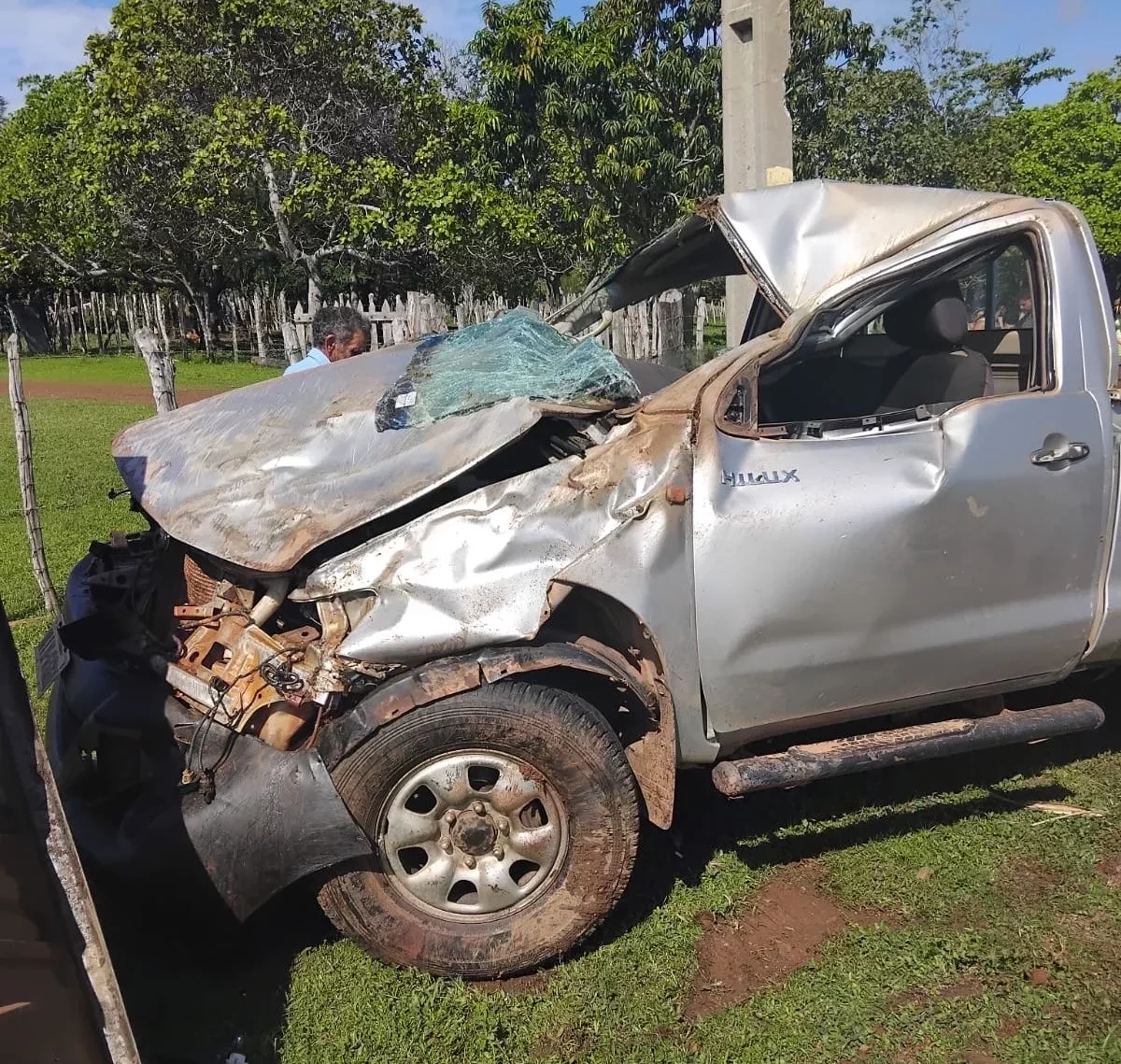 Caminhonete capota e deixa três pessoas feridas na cidade de Esperantina - Foto: Reprodução/WhatsAppCaminhonete capota e deixa três pessoas feridas na cidade de Esperantina - Foto: Reprodução/WhatsApp